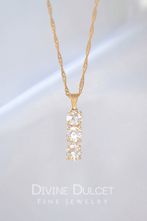 Halskette mit 24-Karat-Zirkonia-Anhänger